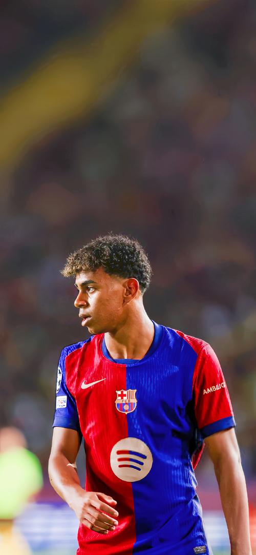 回顾曼联vs樱桃争议判罚：塞梅尼奥“锁喉”仅染黄，疑似多次手球（曼联对樱桃判罚惹争议：塞梅尼奥“锁喉”仅黄牌，多次疑似手球成焦点）