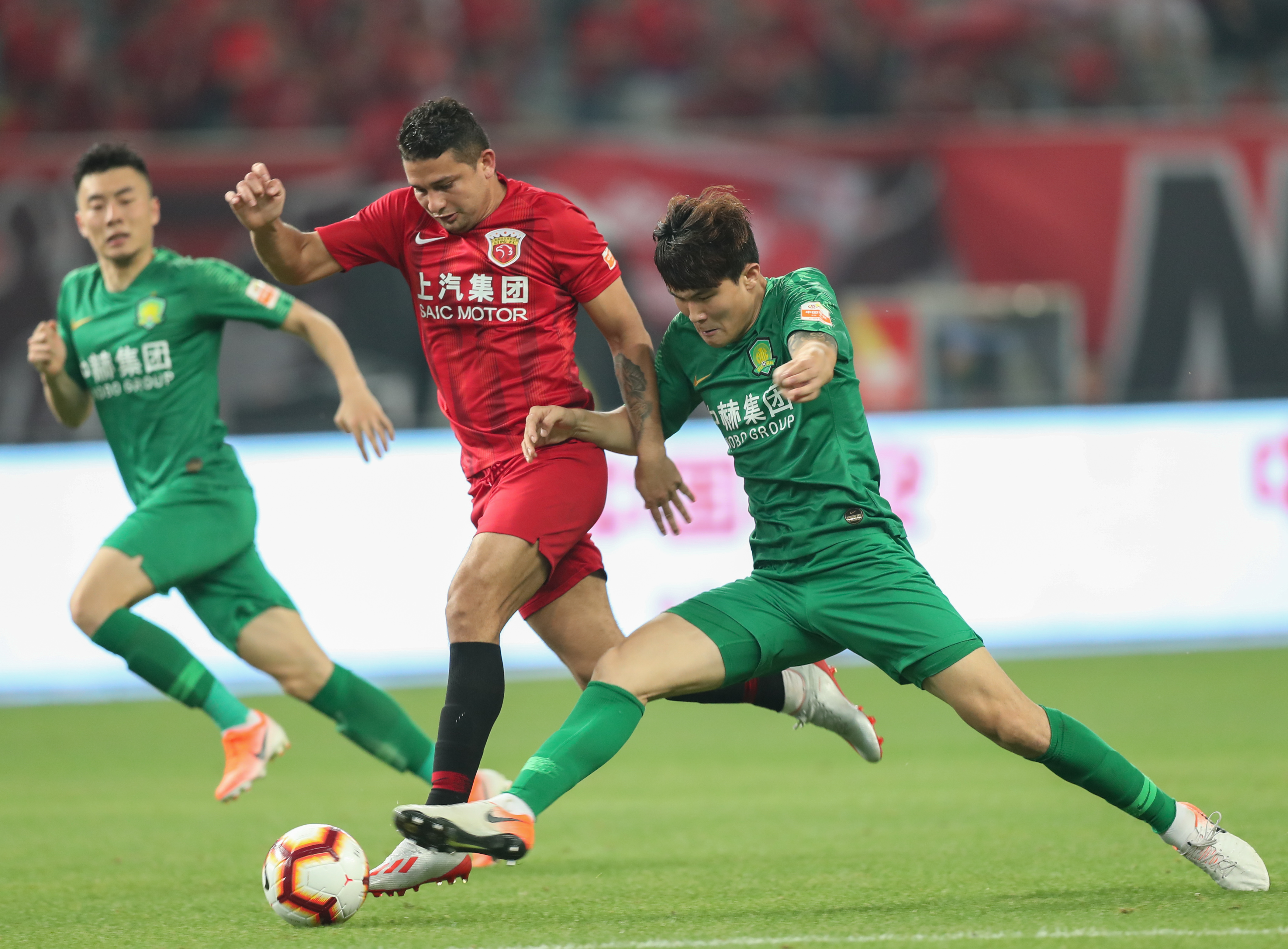 贝克汉姆捧杯狂喜，14岁小七穿抹胸太成熟，大儿子却在家熬汤（贝克汉姆捧杯欢腾，14岁小七抹胸造型引发热议，大儿子在家熬汤）