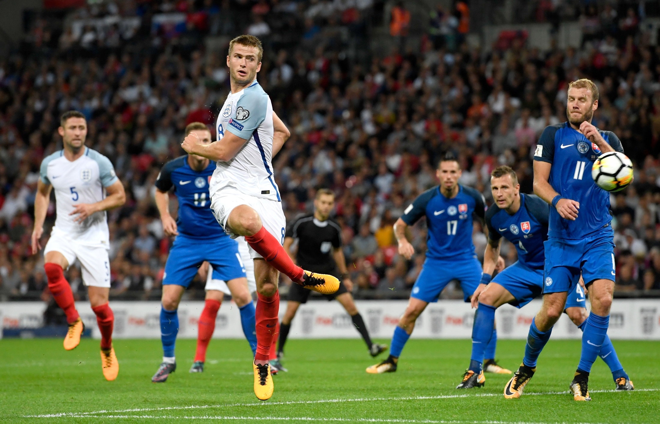 梅婷一家四口前往伯纳乌观战皇马vs尤文，女儿表示看完有点困（梅婷一家四口现身伯纳乌观战皇马对尤文，女儿称看完有点困）