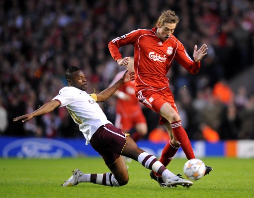 欧冠小组赛名额争夺白热化（欧冠小组赛席位之争愈演愈烈）