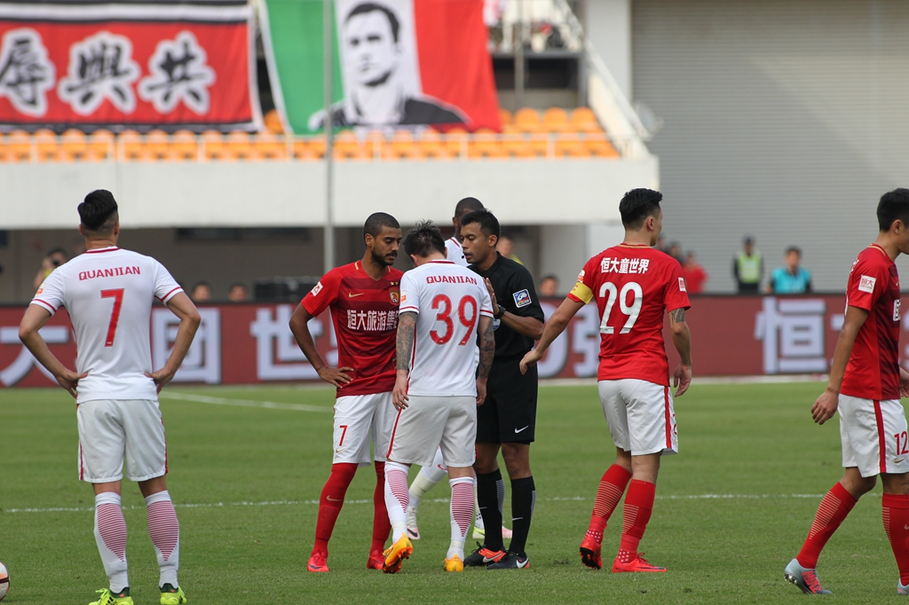 喀麦隆非洲杯大名单：姆伯莫领衔，巴索戈在列，奥纳纳无缘（喀麦隆非洲杯名单出炉：姆伯莫领衔，巴索戈入围，奥纳纳落选）