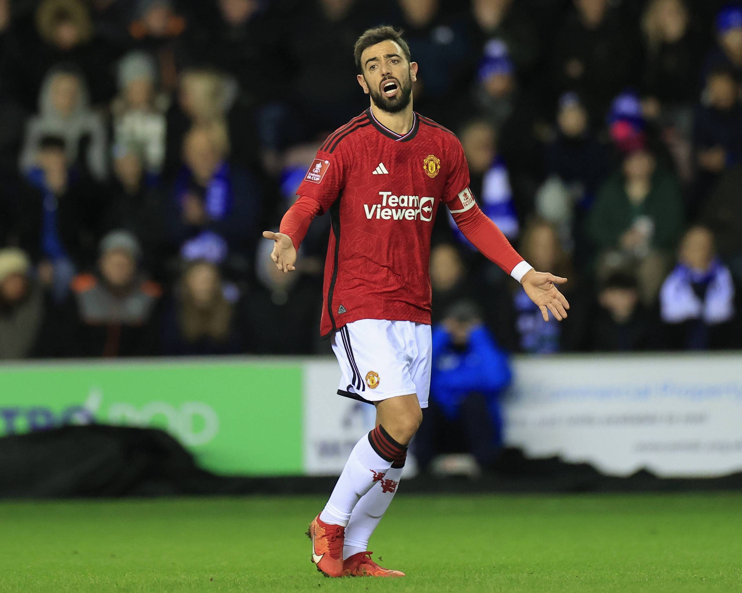 德甲生涯第10次戴帽，凯恩赛后将比赛用球带走收藏（凯恩德甲生涯第10次上演帽子戏法，赛后将比赛用球带回珍藏）