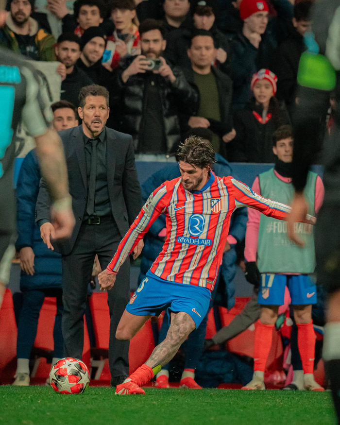 英超战报：埃基蒂克双响，田中碧绝平，利兹联3-3利物浦（英超焦点战：埃基蒂克梅开二度，田中碧读秒扳平，利兹联3-3利物浦）